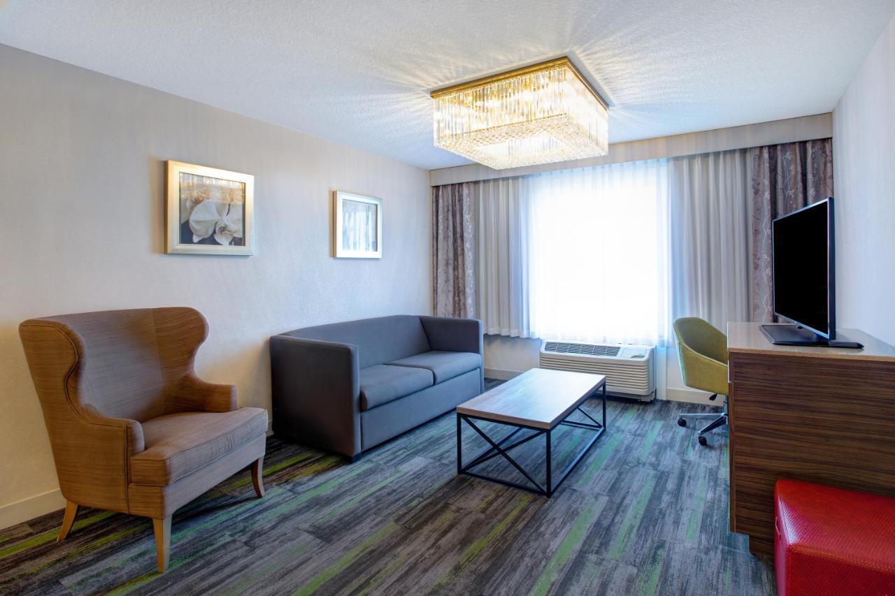 The Landing Hotel & Conference Centre St. Paul Экстерьер фото
