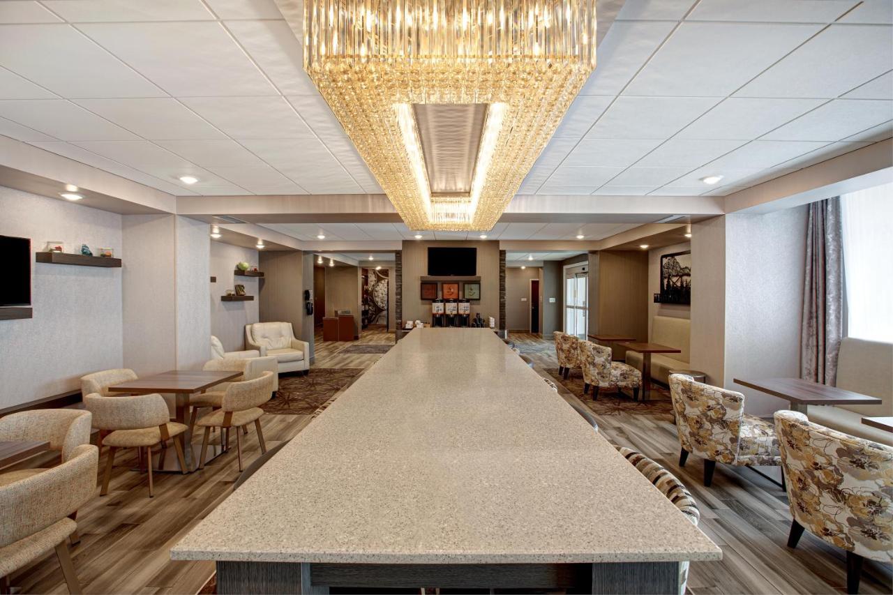 The Landing Hotel & Conference Centre St. Paul Экстерьер фото