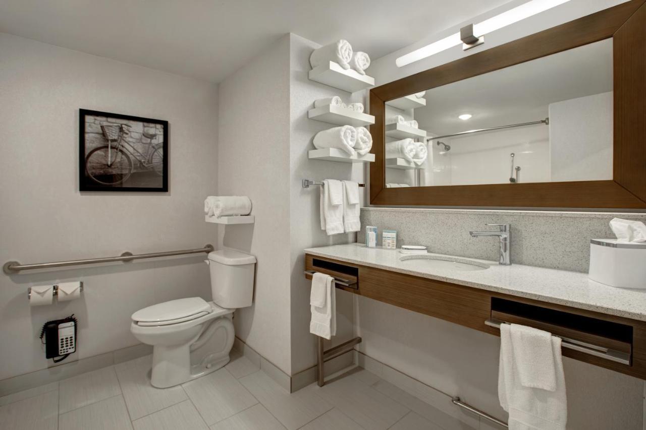 The Landing Hotel & Conference Centre St. Paul Экстерьер фото