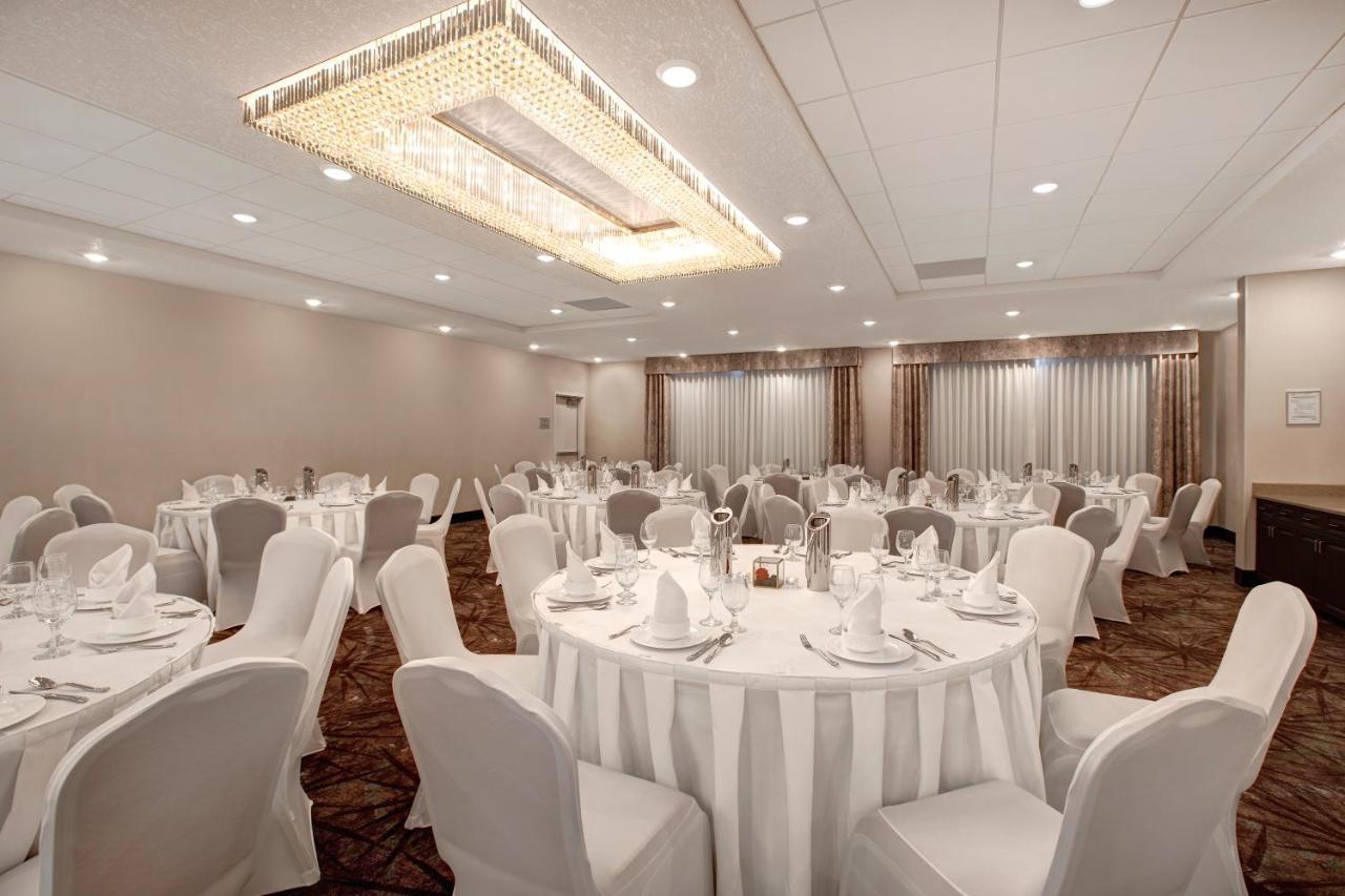 The Landing Hotel & Conference Centre St. Paul Экстерьер фото