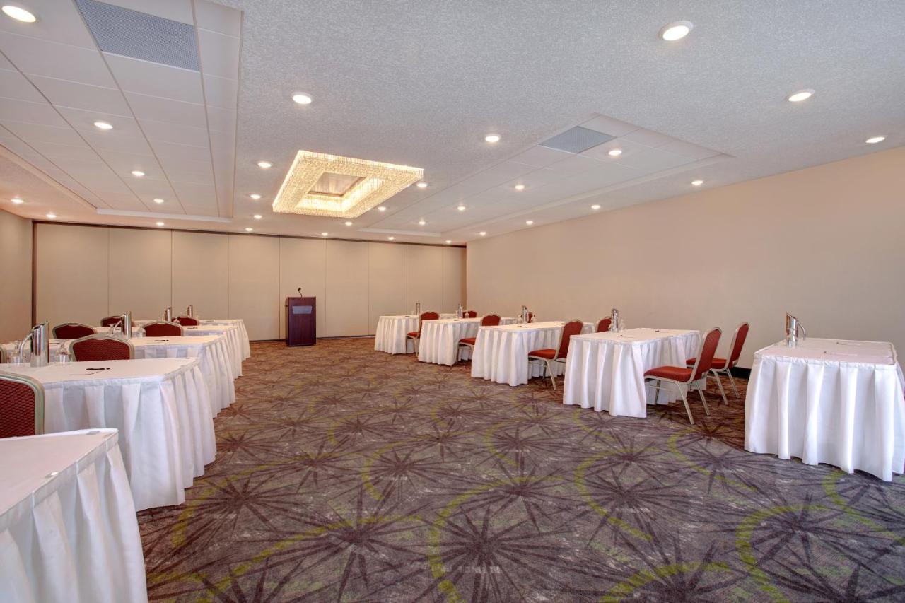 The Landing Hotel & Conference Centre St. Paul Экстерьер фото