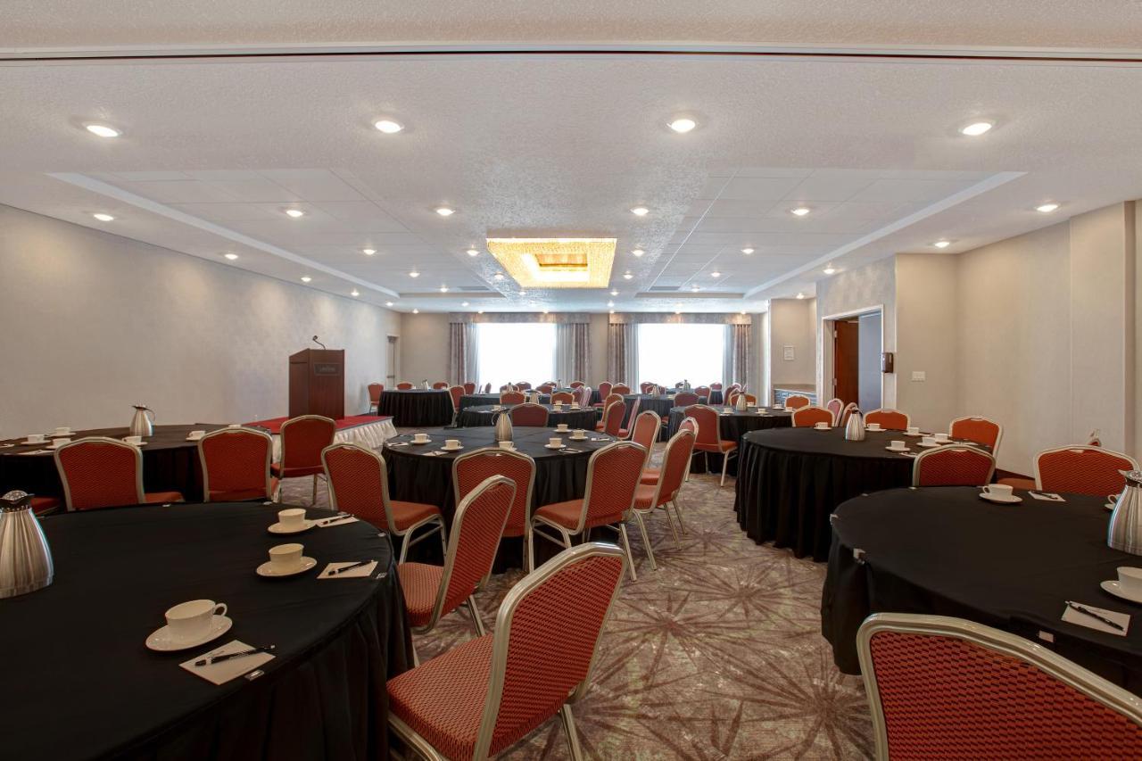 The Landing Hotel & Conference Centre St. Paul Экстерьер фото