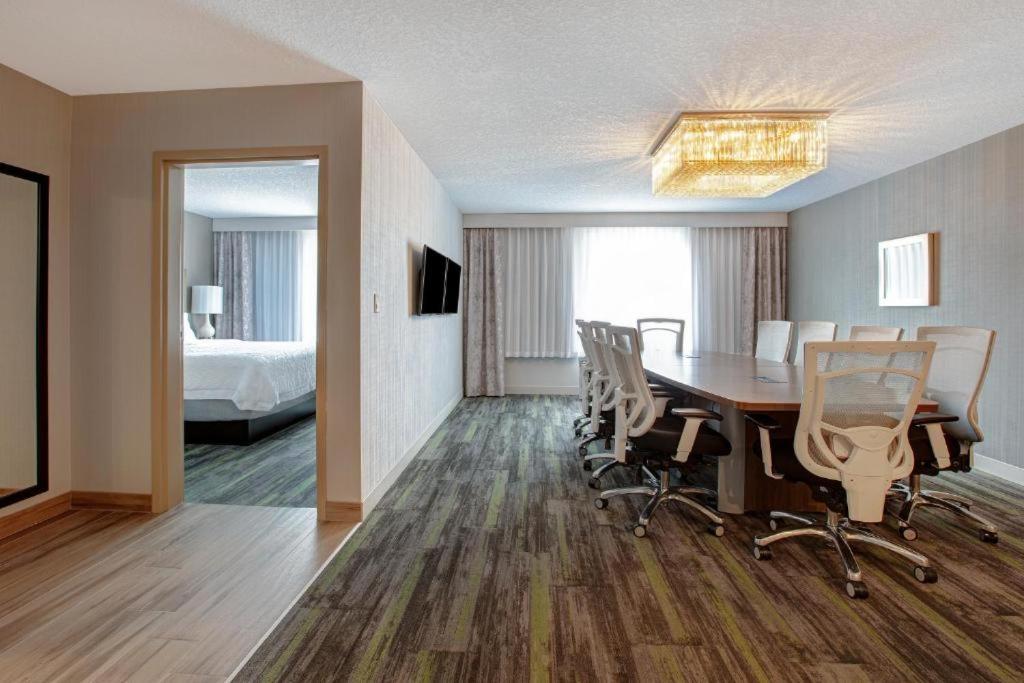 The Landing Hotel & Conference Centre St. Paul Экстерьер фото