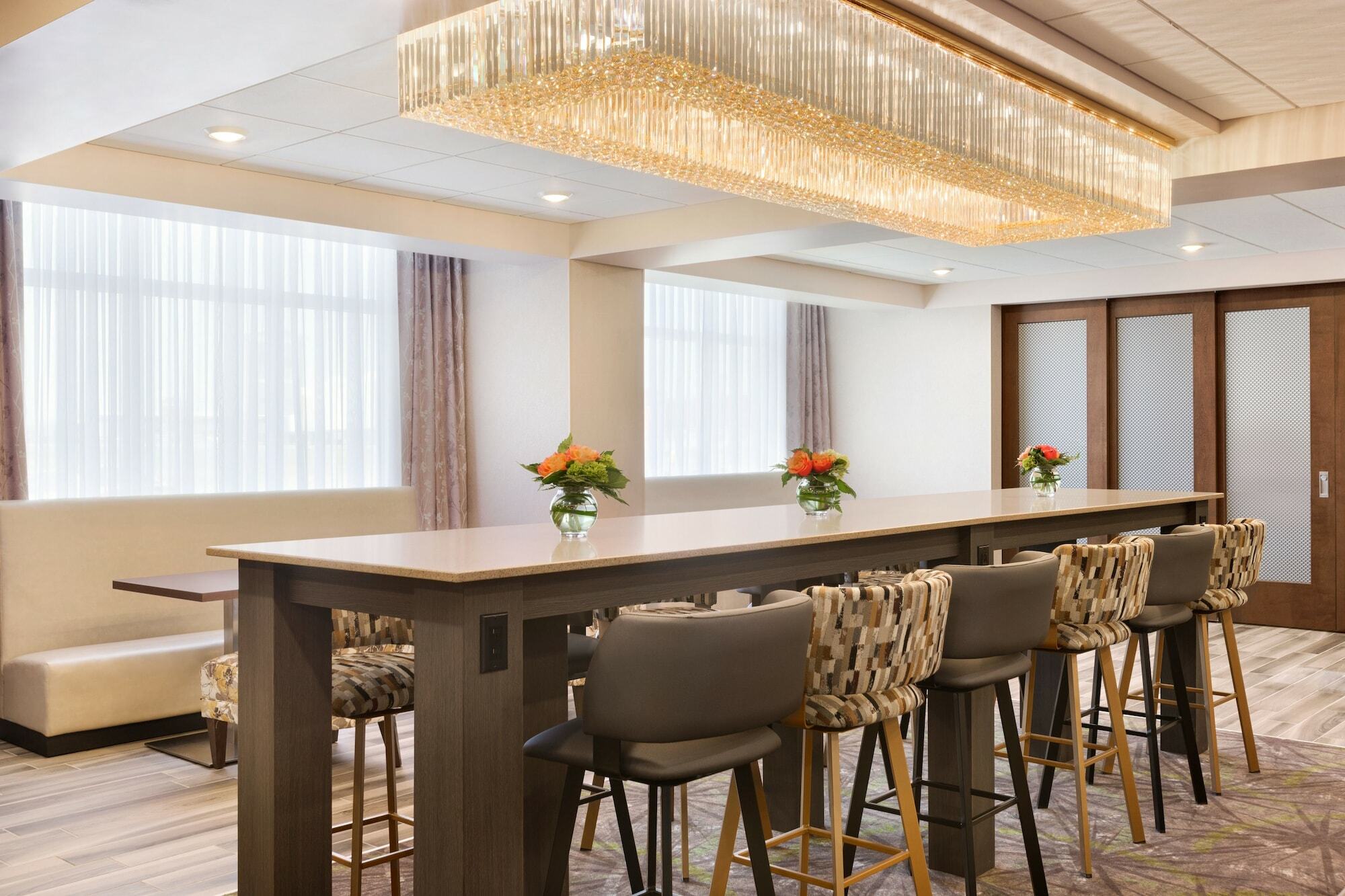 The Landing Hotel & Conference Centre St. Paul Экстерьер фото